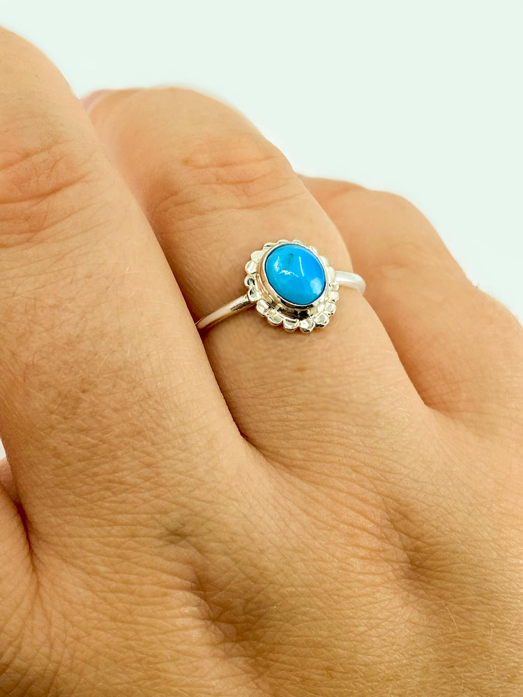
            
                Load image into Gallery viewer, Turquoise Oval Flower Ring | 18,5mm / Q¼ / 8½
            
        